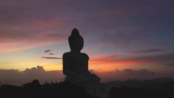 Luchtfoto Silhouet Van Phuket Grote Boeddha Kleurrijke Hemel Schemering Achtergrond — Stockvideo