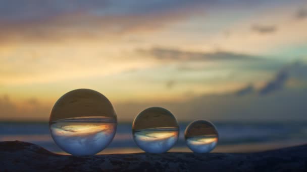 Kristal Küre Güzel Günbatımında Kereste Üzerinde — Stok video