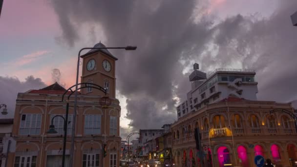 泰国普吉市 2021年7月26日 在普吉市 日落时分 云彩在建筑风格之上飘扬 形成了中国葡萄牙风格的普吉市地标之一 — 图库视频影像