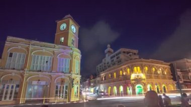 Phuket, Tayland-Temmuz, 26. 2021: Phuket şehrinin mimari tarzının üzerinde hareket eden bulutlar, Phuket City. 'nin simgelerinden biri olan Chino Portekiz tarzında inşa edildi. Geceleri renkli ışık gösterisi.