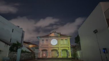 Phuket, Tayland-Temmuz, 26. 2021: Phuket şehrinin mimari tarzının üzerinde hareket eden bulutlar, Phuket City. 'nin simgelerinden biri olan Chino Portekiz tarzında inşa edildi. Geceleri renkli ışık gösterisi.