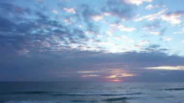 Meditasyon okyanusu ve gökyüzü arka planı. Görkemli gün batımı veya gündoğumu bulutlu arkaplan.