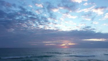 Gün batımında güzel gökyüzü altında yumuşak dalgalar, Karon Sahili, Phuket, Tayland 