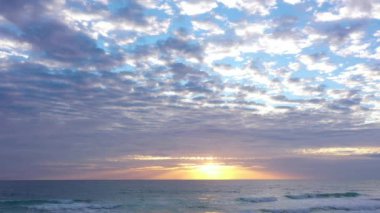  Gökyüzü ve deniz üzerinde gün batımı