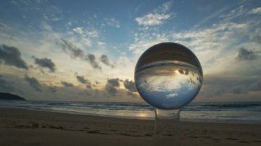 Sahildeki kristal kürenin üzerindeki muhteşem gökyüzü. Plajdaki kristal kürenin üzerindeki gökyüzünün güzel yansıması.
