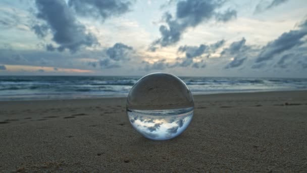 海滩上水晶球上方的天空很宏伟 海滩上水晶球上方天空的美丽反光 — 图库视频影像