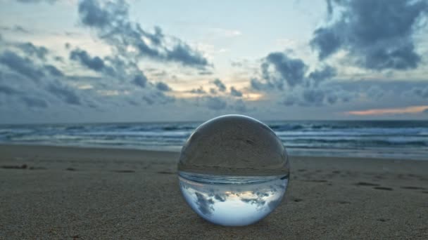 Gladde Golven Binnen Kristallen Bol Het Strand — Stockvideo