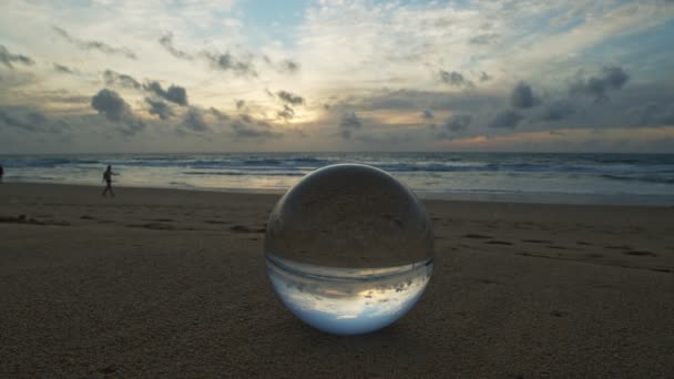 Vista Della Spiaggia All Interno Sfera Cristallo Sul Vetro — Video Stock