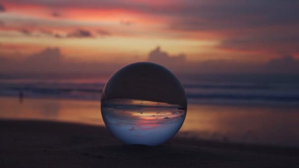 Indah Warna Awan Saat Matahari Terbenam Dalam Bola Kristal — Stok Video