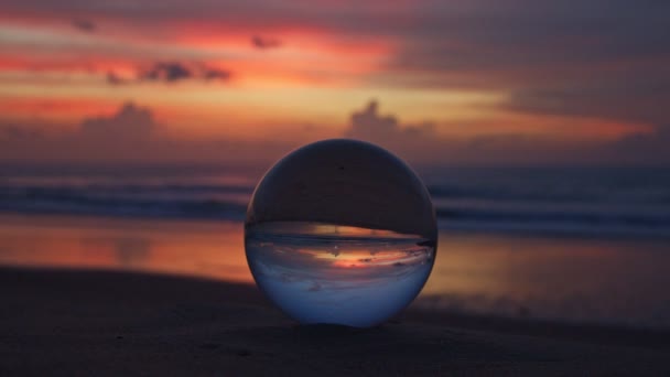 在水晶球内美丽的日落中看到海滩 — 图库视频影像