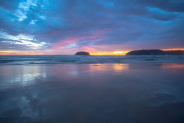 Şok edici günbatımında kırmızı gökyüzünde hareket eden bulut