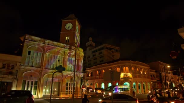 プーケットシティタイプーケット旧市街の素晴らしい美しい建物中国 ポルトガル建築夜のプーケットシティのランドマークの1つ美しい光のショーで26 July 2021 — ストック動画