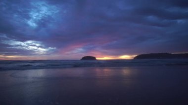 Sarı günbatımında güzel bir bulut. Doğa videosu. Yaratıcı doğa ve seyahat konsepti için mavi gökyüzü arka planında renkli bulutlu renkli romantik gökyüzü günbatımı sahnesi.. 