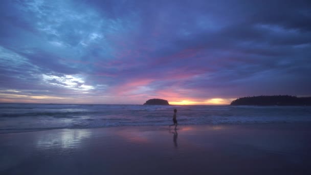 Menino Feliz Correndo Praia Pôr Sol Deslumbrante Uhd Praia Tropical — Vídeo de Stock