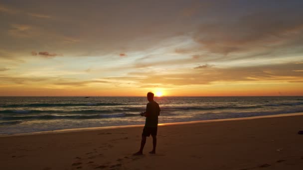 Impresionantes Nubes Colores Cielo Amarillo Atardecer Hombre Volando Dron Impresionante — Vídeo de stock