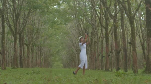 Una Mujer Con Vestido Blanco Usa Cámara Para Fotografiar Campo — Vídeos de Stock