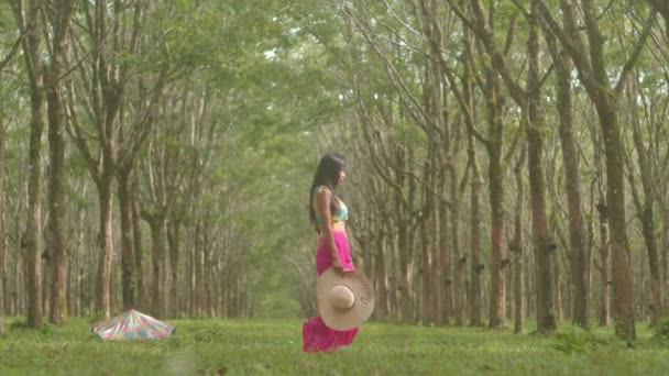 Kobieta Pięknej Sukience Spaceruje Tunelu Drzewnym Tunel Drzewa Gumowej Plantacji — Wideo stockowe