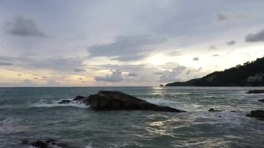 Sahilin yanındaki kayaya çarpan hava dalgaları. Kayadaki turkuaz denizde beyaz kabarcık dalgaları. yaratıcı doğa ve seyahat kavramı. 