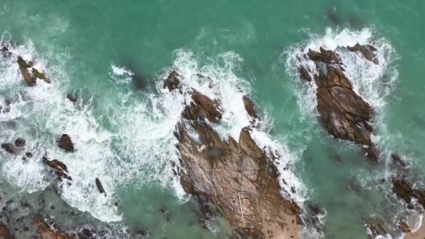 Vagues Aériennes Vue Dessus Écrasant Sur Rocher Côté Plage Vagues — Video