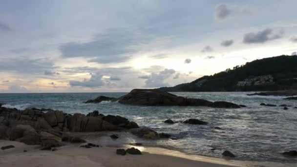 Vagues Aériennes Vue Dessus Écrasant Sur Rocher Côté Plage Vagues — Video