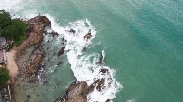 Luftaufnahme Wellen Krachen Auf Den Felsen Neben Dem Strand Weiße — Stockvideo