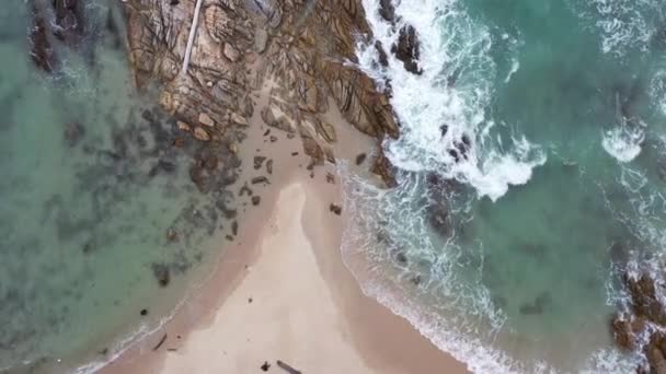 Vagues Aériennes Vue Dessus Écrasant Sur Rocher Côté Plage Vagues — Video