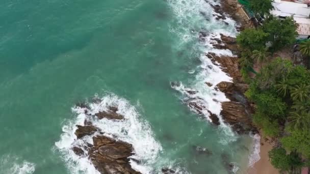 Εναέρια Κύματα Θέα Την Κορυφή Συντρίβονται Στο Βράχο Δίπλα Στην — Αρχείο Βίντεο