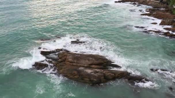 Vagues Aériennes Vue Dessus Écrasant Sur Rocher Côté Plage Vagues — Video