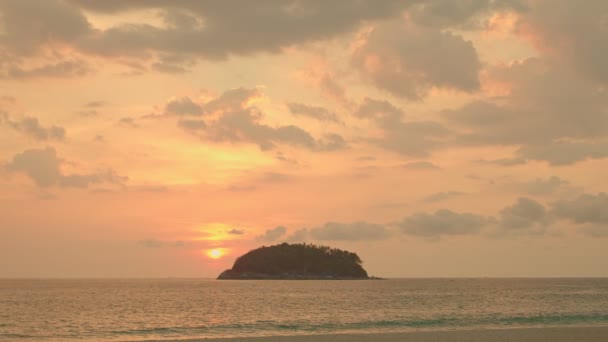 風景黄色の太陽が海に沈む カタビーチの夕日の甘い空に美しい移動雲プーケットタイ 4K在庫ビデオ旅行のコンセプト — ストック動画