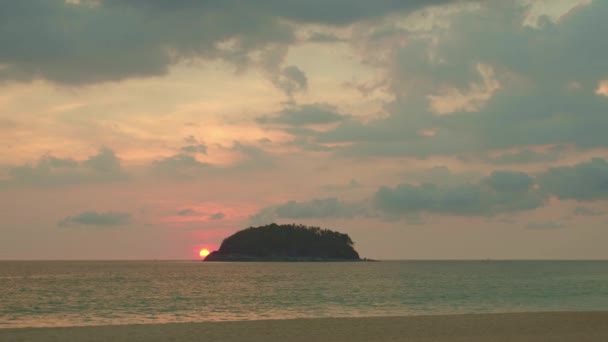 Scenérie Žluté Slunce Jde Dolů Moři Krásný Pohybující Mrak Sladké — Stock video