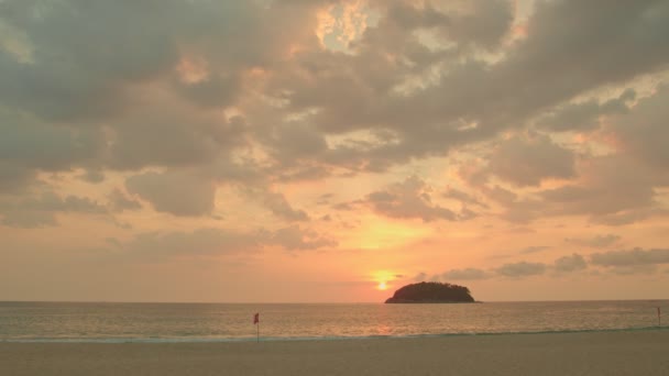 風景黄色の太陽が海に沈む カタビーチの夕日の甘い空に美しい移動雲プーケットタイ 4K在庫ビデオ旅行のコンセプト — ストック動画