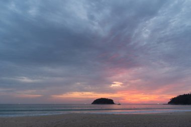 Manzara kızıl gökyüzü Güneş denize batıyor