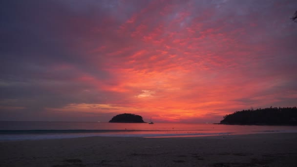 景色赤い空海に沈む夕日 カタビーチの夕日プーケットタイ 4Kストック映像旅行のコンセプトで レッドスカイの背景 — ストック動画