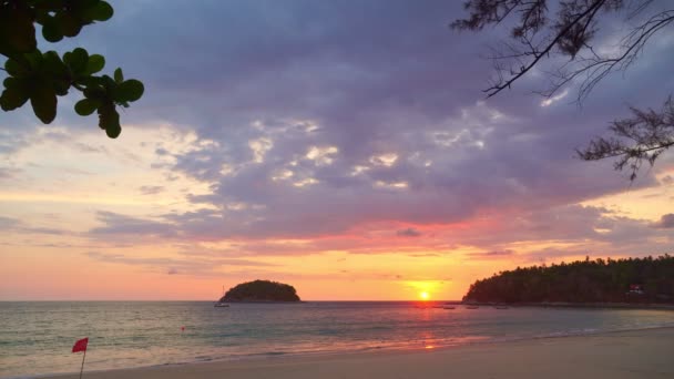 景色赤い空海に沈む夕日 カタビーチの夕日プーケットタイ 4Kストック映像旅行のコンセプトで レッドスカイの背景 — ストック動画