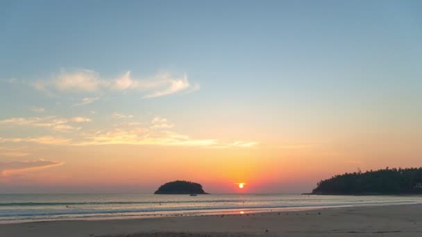 景色赤い空海に沈む夕日 カタビーチの夕日プーケットタイ 4Kストック映像旅行のコンセプトで レッドスカイの背景 — ストック動画