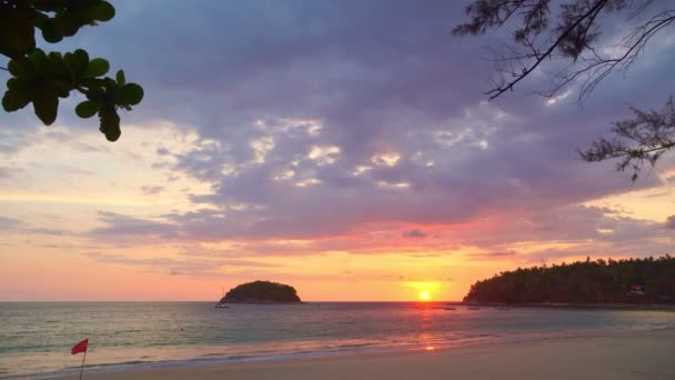 島の上のピンクの夕日の風景甘い空 島の上の黄色の夕日の風景甘い空 太陽は カタビーチプーケットタイでPuの島の横の海に降りて行きます 4Kのストック映像旅行のコンセプトでビデオ 甘い空の背景 — ストック動画