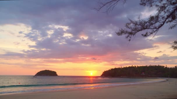 景色赤い空海に沈む夕日 カタビーチの夕日プーケットタイ 4Kストック映像旅行のコンセプトで レッドスカイの背景 — ストック動画