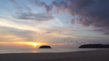 Adanın üzerindeki pembe günbatımında güzel bir gökyüzü. Adanın yukarısında sarı günbatımında güzel bir gökyüzü. Güneş, Kata Sahili 'ndeki Pu Adası' nın yanındaki Phuket Tayland 'da batıyor. tatlı gökyüzü arkaplanı.