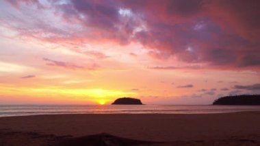 Adanın üzerindeki pembe günbatımında güzel bir gökyüzü. Adanın yukarısında sarı günbatımında güzel bir gökyüzü. Güneş, Kata Sahili 'ndeki Pu Adası' nın yanındaki Phuket Tayland 'da batıyor. tatlı gökyüzü arkaplanı.