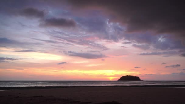 島の上の黄色の夕日の風景甘い空 太陽は カタビーチプーケットタイでPuの島の横の海に降りて行きます 4Kのストック映像旅行のコンセプトでビデオ 甘い空の背景 — ストック動画