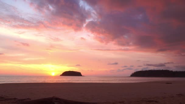 島の上のピンクの夕日の風景甘い空 島の上の黄色の夕日の風景甘い空 太陽は カタビーチプーケットタイでPuの島の横の海に降りて行きます 4Kのストック映像旅行のコンセプトでビデオ 甘い空の背景 — ストック動画