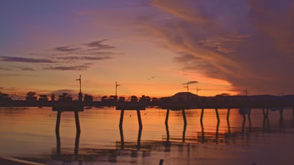 Vissersboten Het Strand Bij Chalong Pier Zonsopgang Zonsopgang Met Zoete — Stockvideo