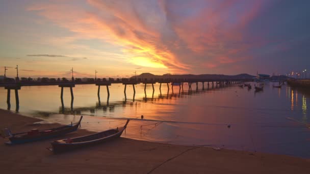 Vissersboten Het Strand Bij Chalong Pier Zonsopgang Zonsopgang Met Zoete — Stockvideo