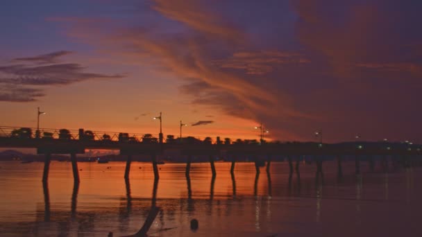 Barcos Pesca Playa Muelle Chalong Amanecer Descender Con Rayos Luz — Vídeo de stock