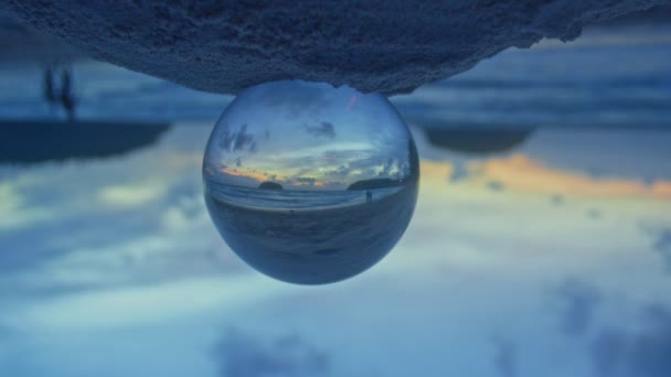 Blick Auf Die Insel Bei Sonnenuntergang Kristallkugel Auf Einem Haufen — Stockvideo