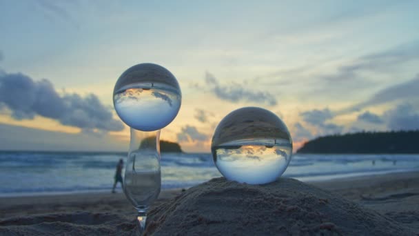 Utsikt Över Stranden Himlen Vid Solnedgången Inuti Kristallkula Glas Solnedgång — Stockvideo