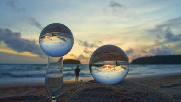 Gün Batımında Deniz Manzarası Kristal Küre Içinde Cam Üzerinde Plaj — Stok video