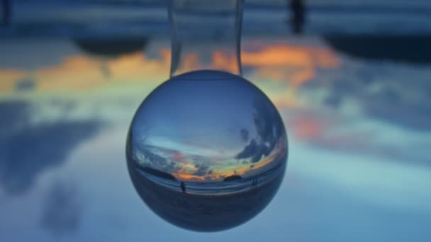ガラスのクリスタルボールの中の日没時のビーチスカイの眺めビーチビデオ4Kのクリスタルボールの場所で海の上の日没 自然ビデオ自然と旅行のコンセプトで高品質の映像 — ストック動画