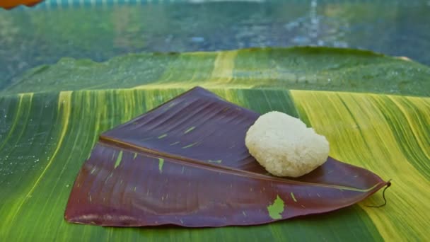 Mango Plakkerige Rijst Geserveerd Een Gevlekte Bananenblad Bij Het Zwembad — Stockvideo