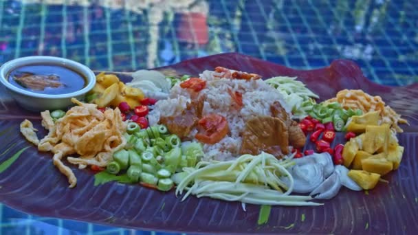 Riso Fritto Con Pasta Gamberetti Servito Foglie Banana Dalla Piscina — Video Stock